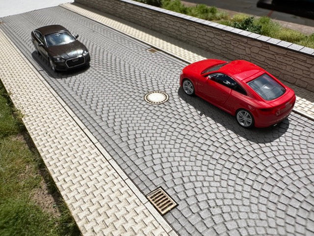 Cobblestone street with sidewalks, drains and wall - Minidiorama 1:87